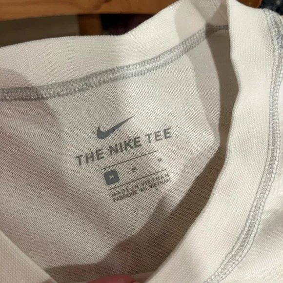 Nike Men's Graphic T-Shirt - Picture 3 of 3